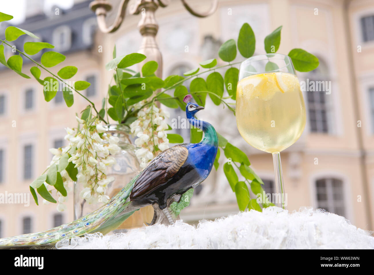 'A FREDDO' anatra, bevanda rinfrescante con vino spumante sul tavolo da giardino nella parte anteriore del castello di Hubertusburg, Wermsdorf, Bassa Sassonia, Germania Foto Stock