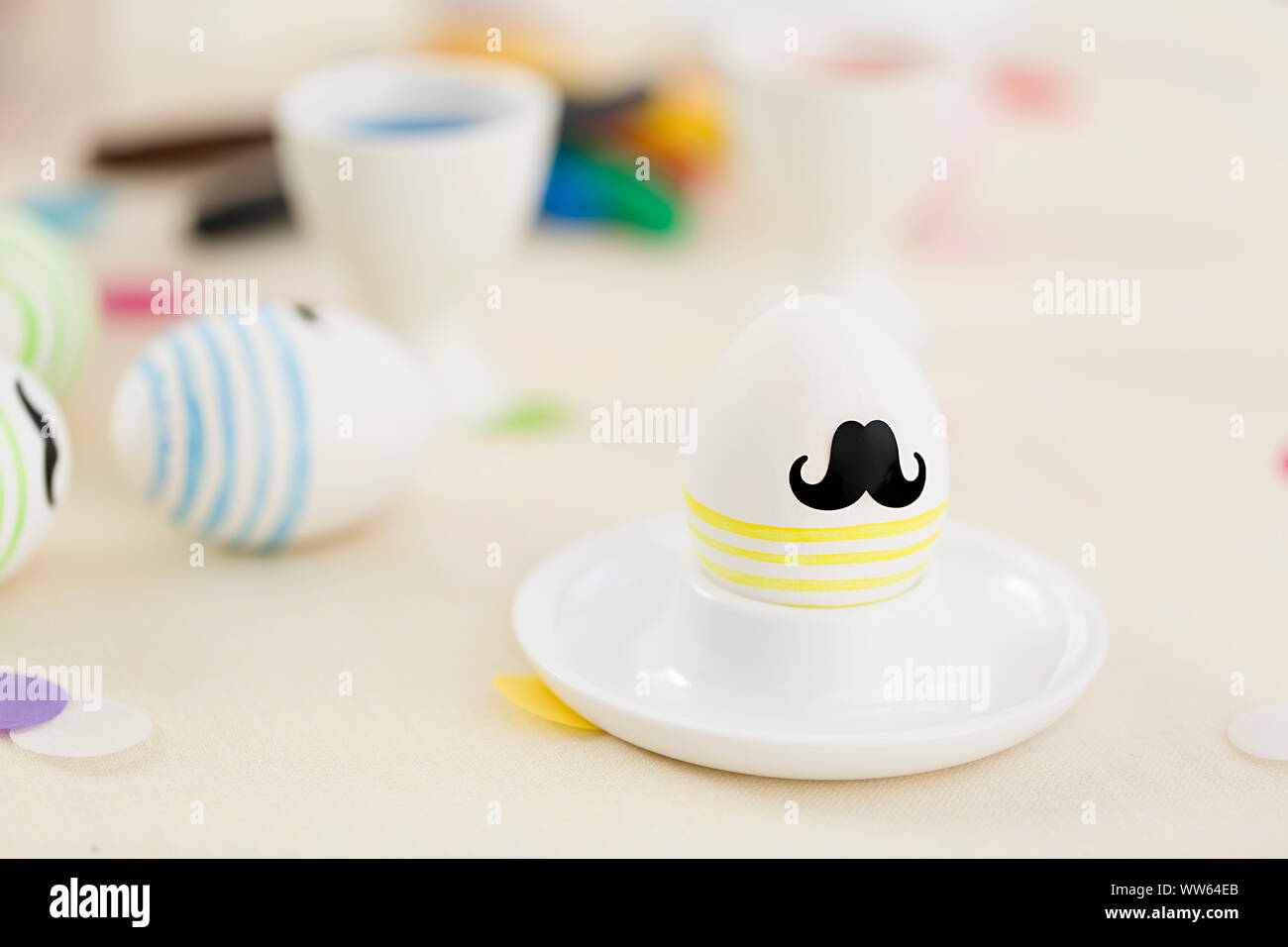 Uovo di Pasqua con la barba, colorato, eggcup Foto Stock