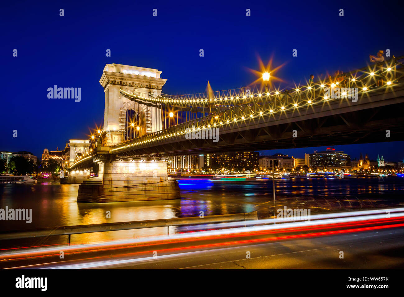 Ponte delle catene di Szechenyi oltre il Fiume Danubio di notte, Budapest, Ungheria Foto Stock