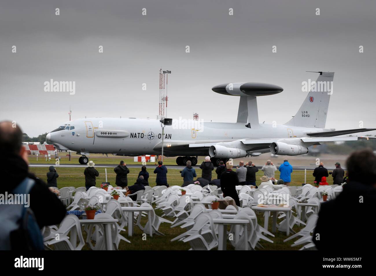 Abbondanza di Cotswold vita agli ospiti di vedere all'Air Tattoo, sul terreno o tenuto all'aria, come questo Boeing EW-3 Sentry. Foto Stock