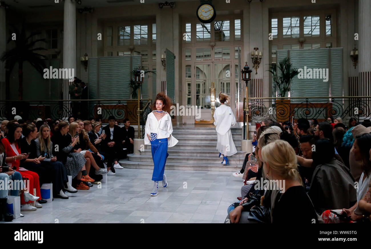 Londra, Regno Unito. Xiii Sep, 2019. Un modello presenta la creazione di Jamie Wei Huang durante la London Fashion Week di Londra, Regno Unito, Sett. 13, 2019. Credito: Han Yan/Xinhua/Alamy Live News Foto Stock