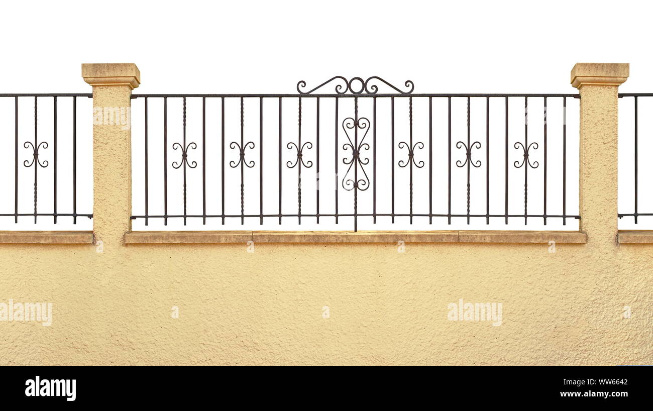 Griglia di recinzione bianco su un giallo ocra e parete. Foto Stock