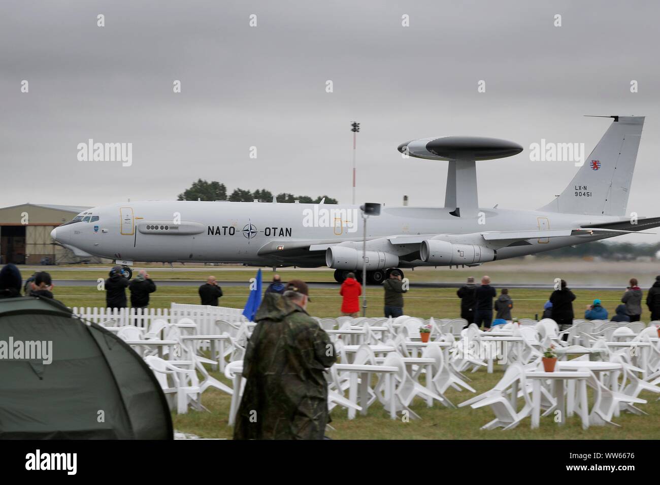 Un Boeing E-3una sentinella è stata l'unico aereo del previsto la NATO il settantesimo anniversario flypast prendere l'aria, dopo il tempo impedito altri aeromobili Foto Stock