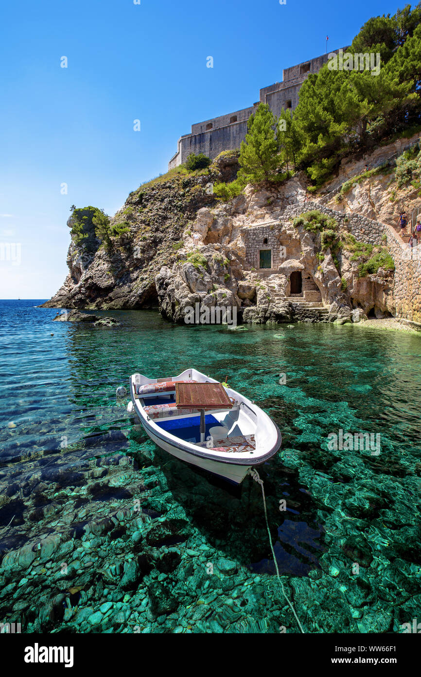 Barca a remi ormeggiate lungo costa, Dubrovnik, Croazia Foto Stock