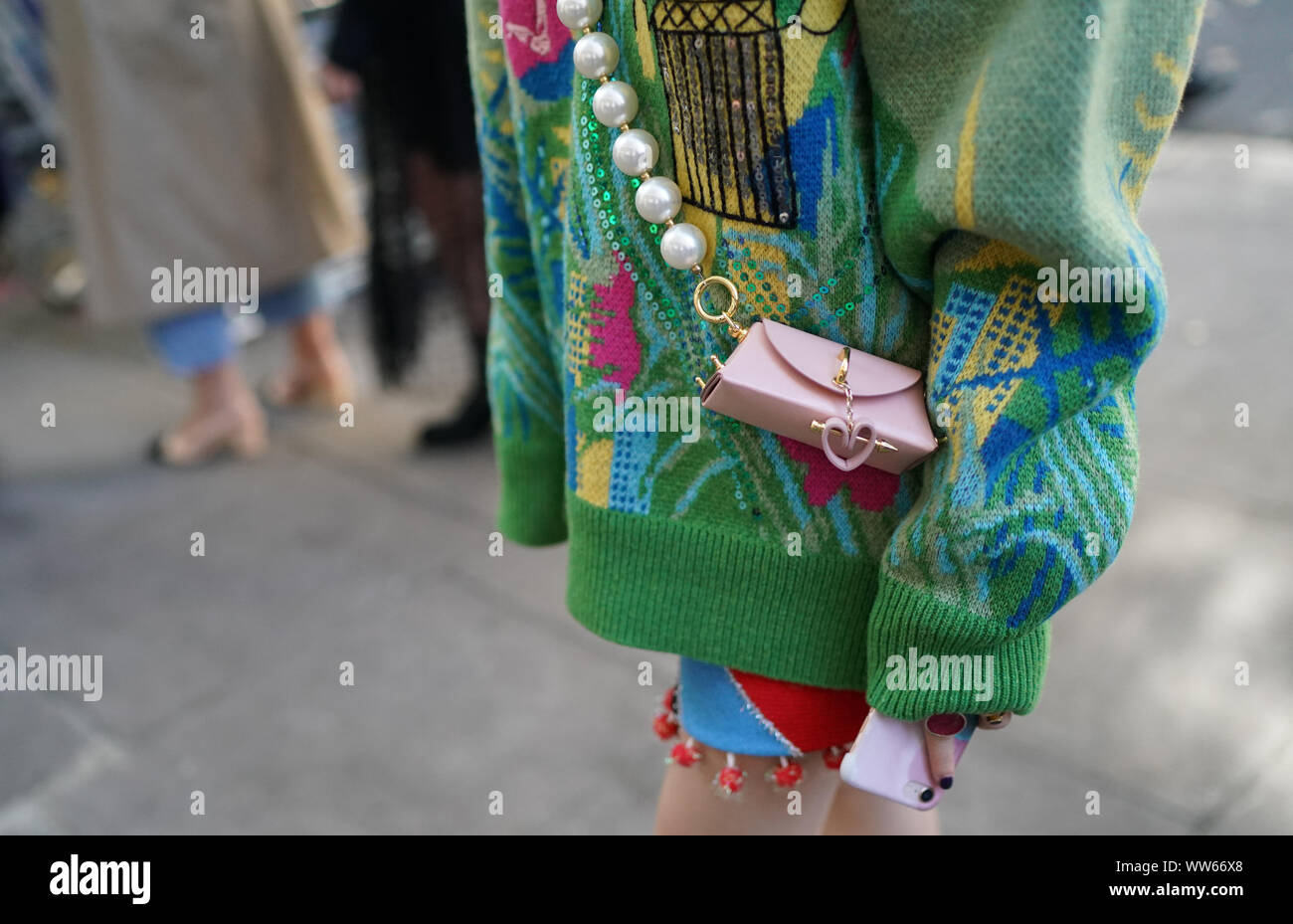 Giornalista di moda Harper Silin, dalla Cina, indossa il ponticello progettato da Parisian Christian Lacroix collaborando con la Cina del brand UOOYAA durante la primavera/estate 2020 London Fashion Week di Londra. Foto Stock