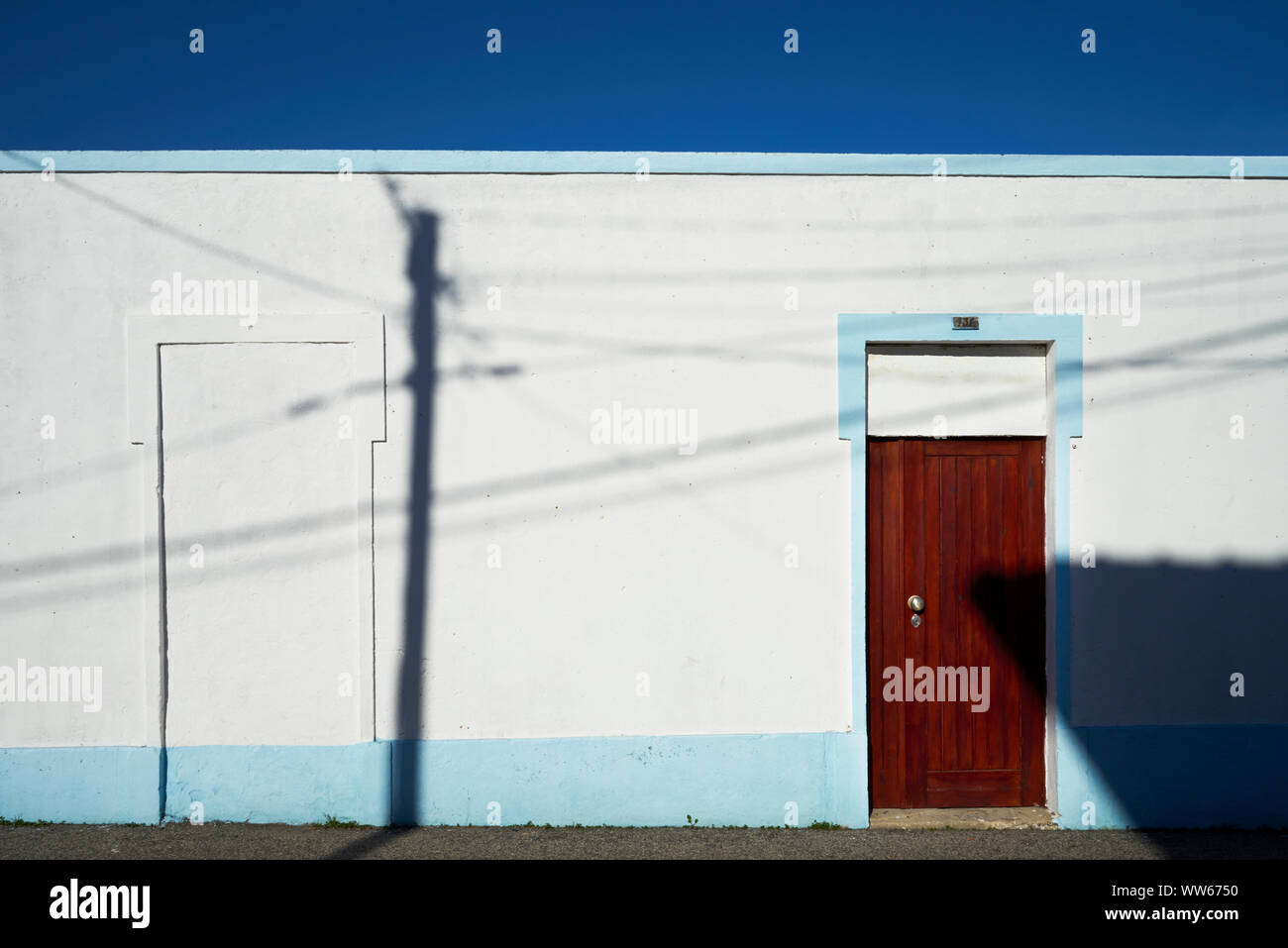Casa, muro bianco, marrone porta, soleggiato, mediterraneo Foto Stock