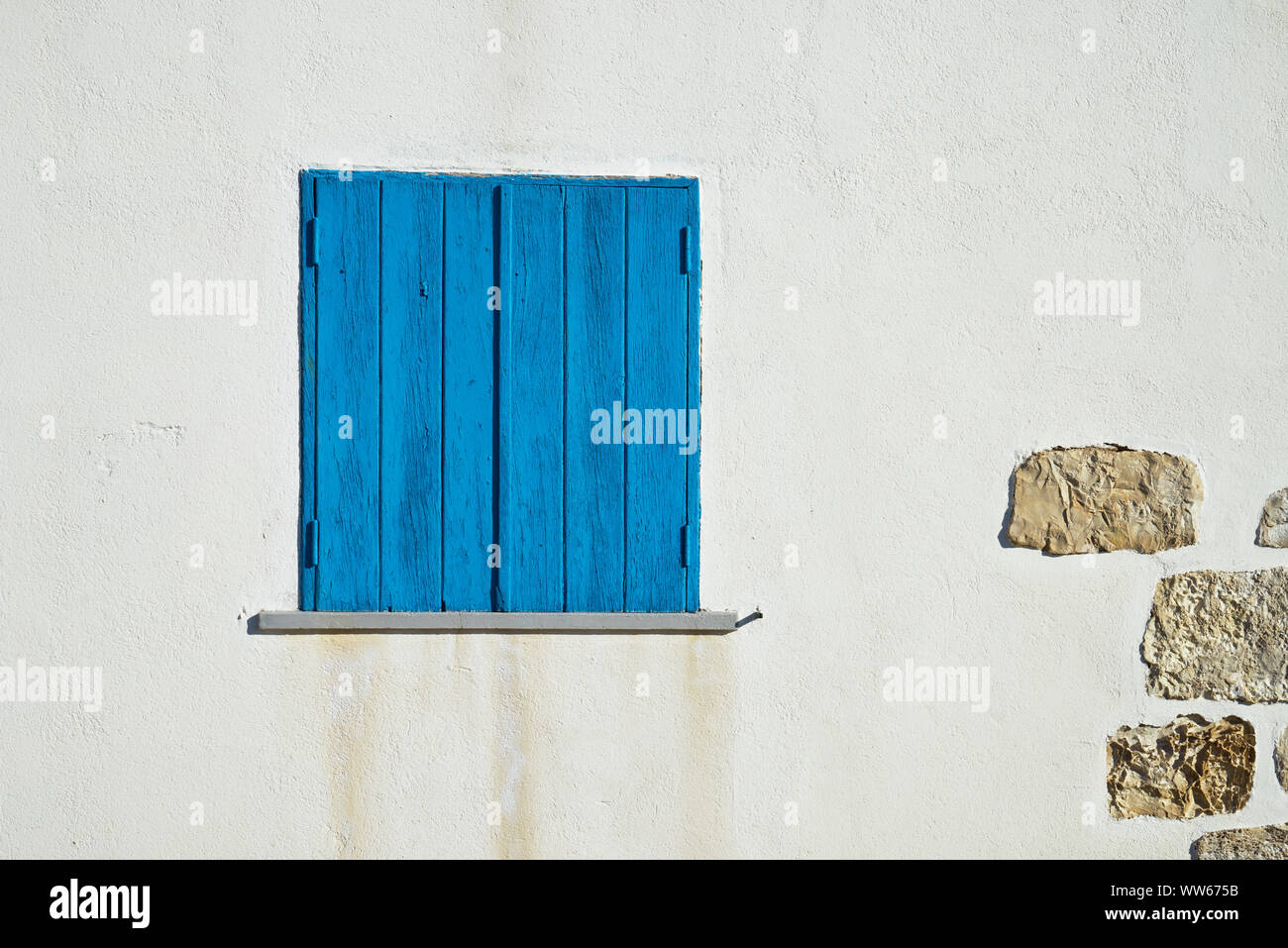 Blue otturatore chiuso a casa con muro bianco Foto Stock