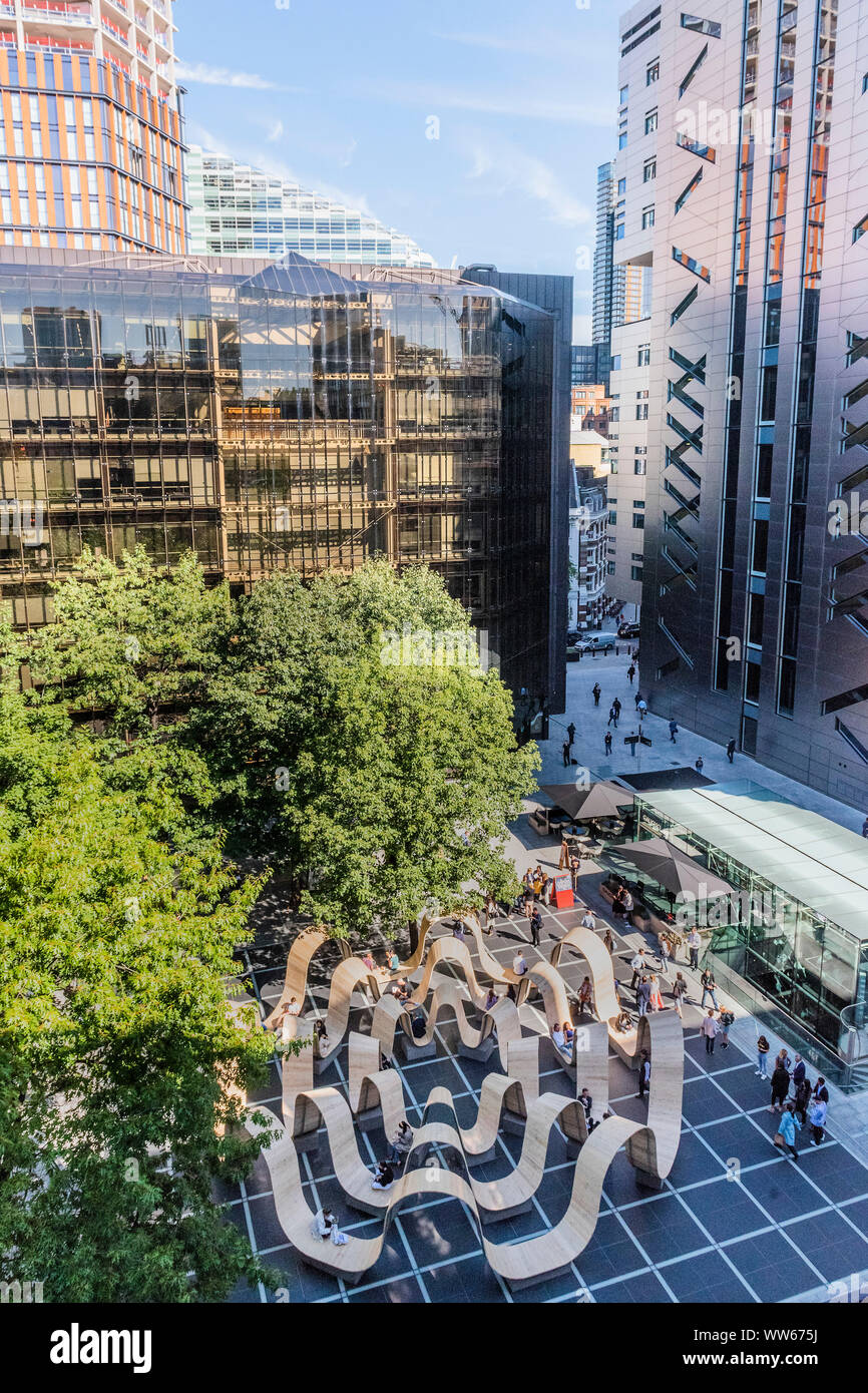 Broadgate, Londra, Regno Unito. Xiii Sep 2019. Si prega di essere insediato da Paul Cocksedge. a Finsbury Avenue Square. Costruito da materiali riciclati ponteggio plance, riproposte utilizzando la tecnologia innovativa di Essex basato su società di pavimento bianco e bianco, tutta la struttura può essere scomposto e trasformato in qualcosa di completamente diverso dopo il festival, in modo che niente sarà sprecato - London Design Festival torna nella capitale per il suo diciassettesimo anno. Credito: Guy Bell/Alamy Live News Foto Stock