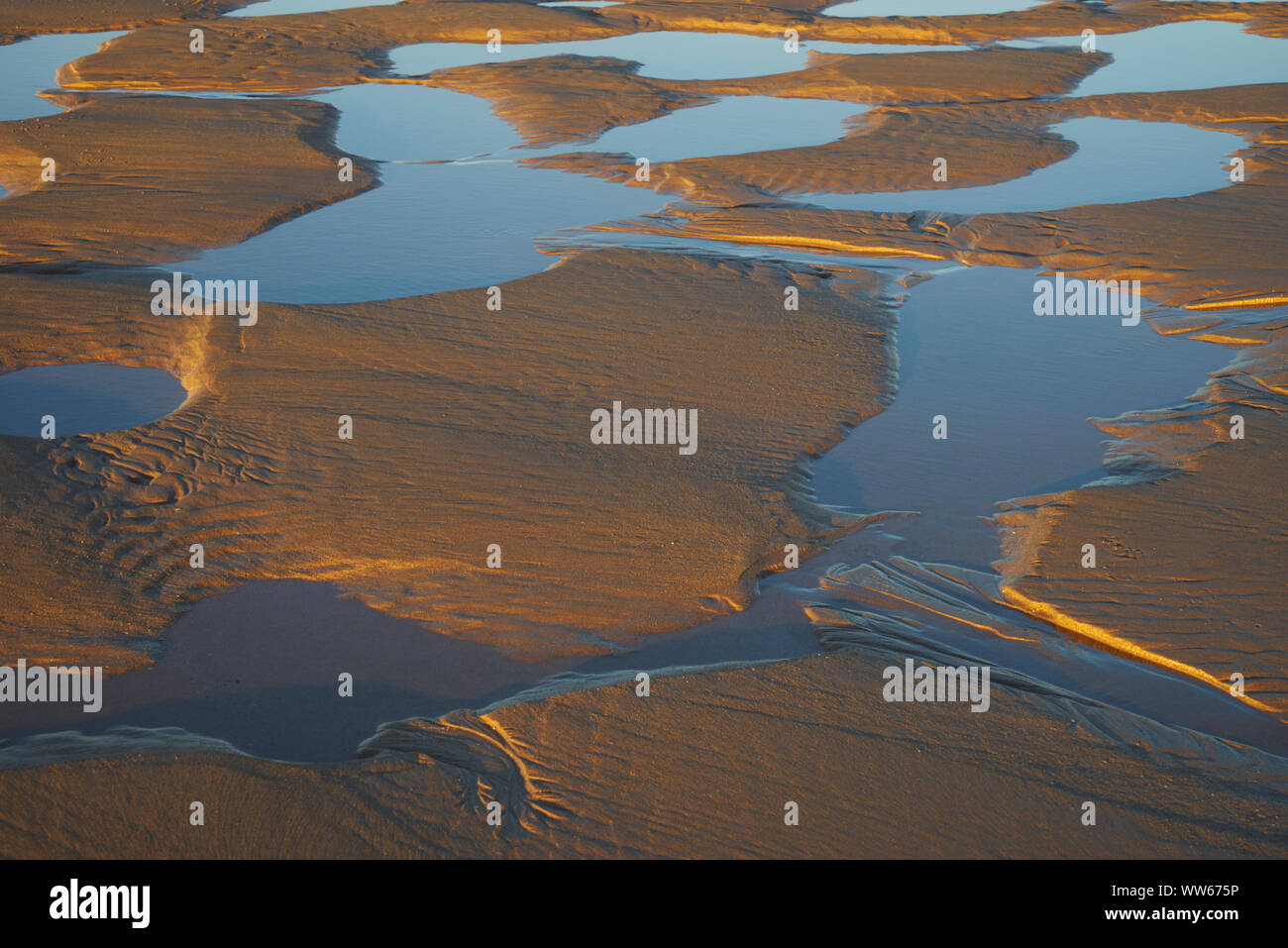 Schema e struttura con acqua sulla spiaggia con la bassa marea Foto Stock