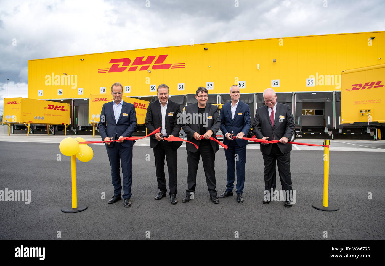 Langenhagen, Germania. Xiii Sep, 2019. Tim Scharwath (l-r), DHL, membro del consiglio di amministrazione, Bernhard Wirth, DHL, membro del consiglio di amministrazione, Hartmut Köhler, direttore di filiale DHL Freight Hannover, Gero Schiffelmann, Managing Director DHL Freight e Uwe Brinks, DHL, membro del consiglio di amministrazione, aprire la nuova DHL Freight terminal con un taglio simbolico attraverso un nastro rosso. Credito: Sina Schuldt/dpa/Alamy Live News Foto Stock