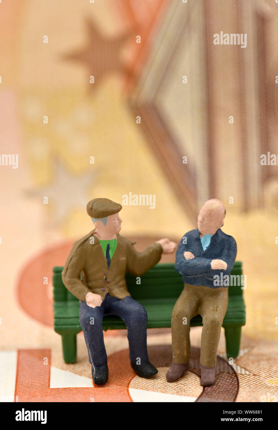Immagine simbolica pensione, titolare di pensione o di rendita, cure infermieristiche assicurazione personale e stato piano di pensionamento, delle banconote in euro Foto Stock
