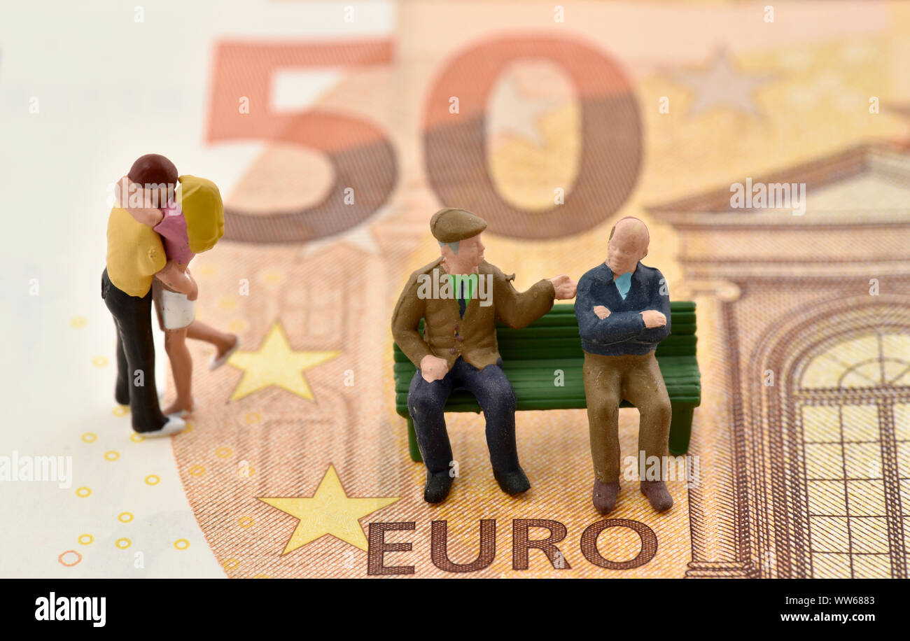 Immagine simbolica contratto intergenerazionale, la pensione o il titolare di pensione o di rendita, cure infermieristiche assicurazione personale e stato piano di pensionamento, delle banconote in euro Foto Stock