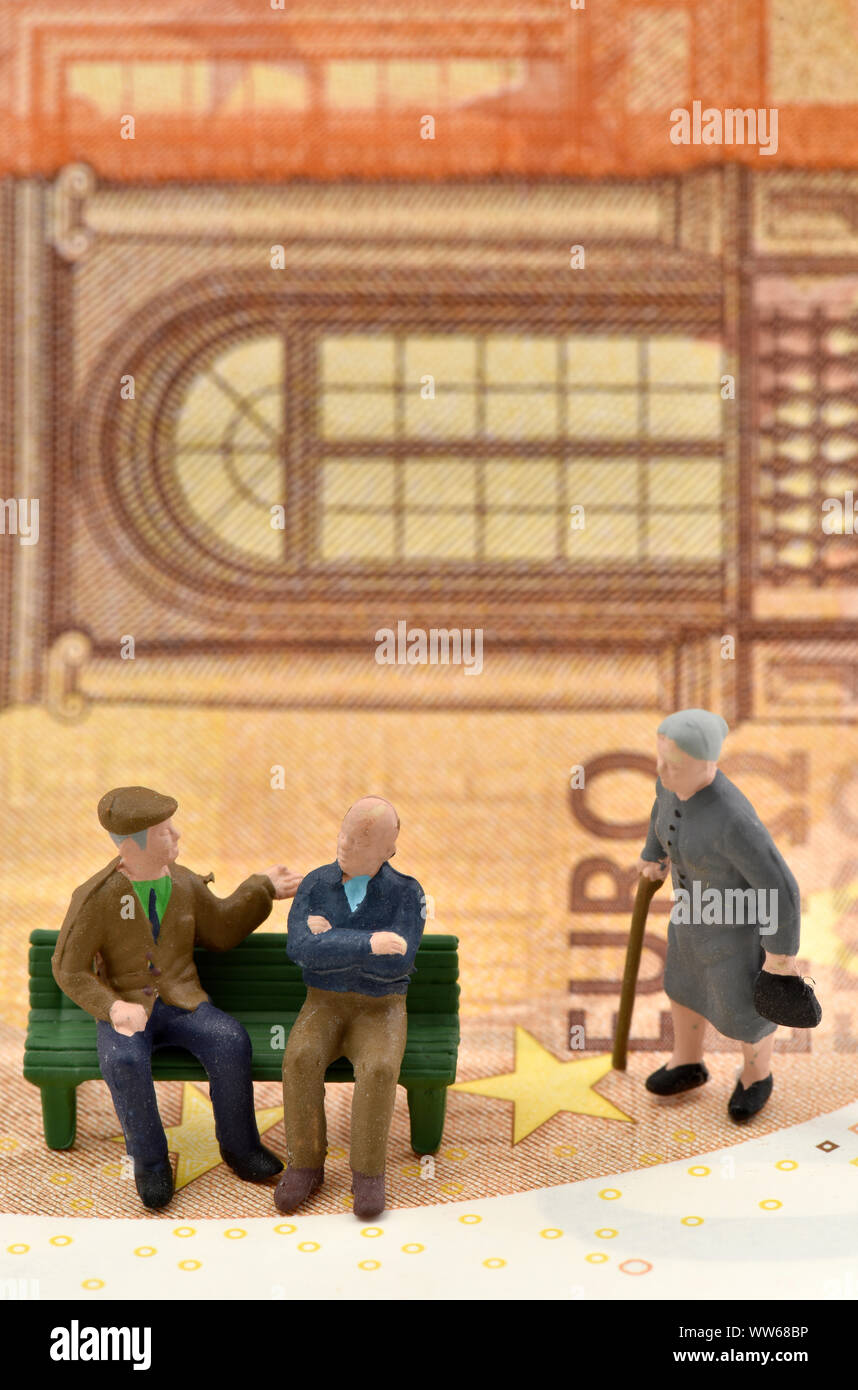 Immagine simbolica pensione, titolare di pensione o di rendita, cure infermieristiche assicurazione personale e stato piano di pensionamento, delle banconote in euro Foto Stock