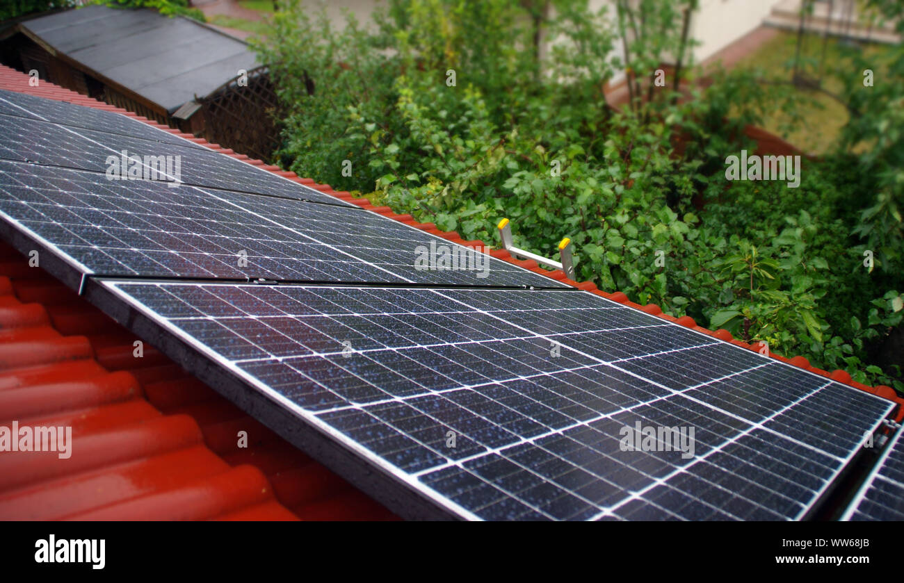 I pannelli solari fotovoltaici sotto la pioggia. Acqua gocce di pioggia sulla cella di vetro. Foto Stock