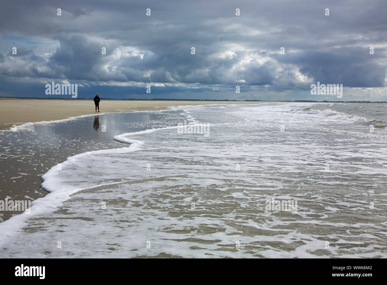 Schiuma di surf sulla spiaggia occidentale dell'isola Langeoog. Foto Stock