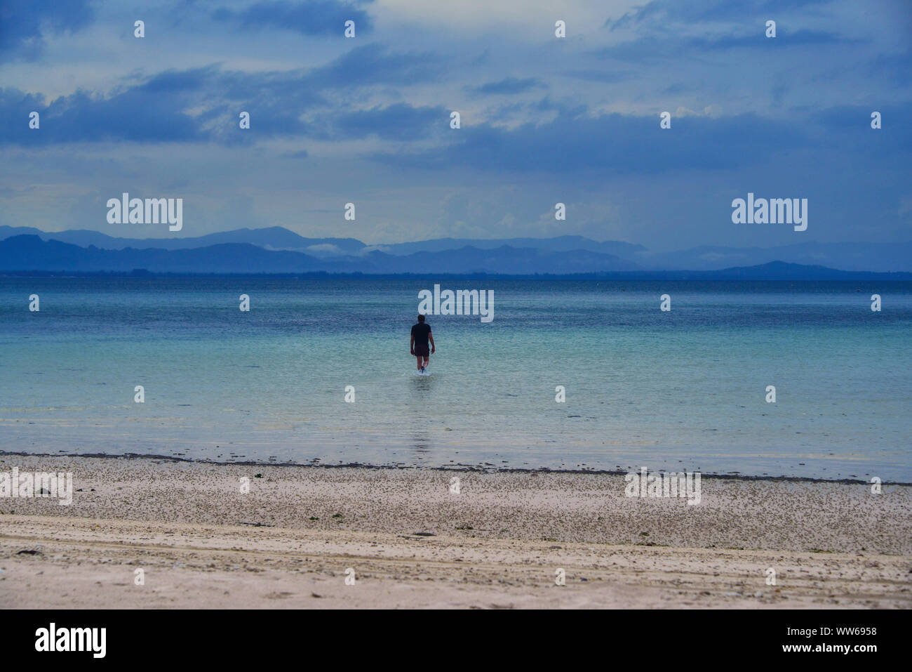 Uomo che cammina nell'oceano, Koh Talu, Prachuap Khiri Khan, Thailandia Foto Stock