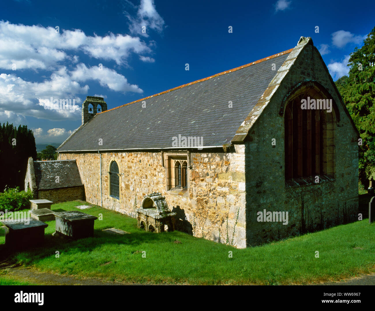 Visualizzare NW di Cwm chiesa, Galles del Nord, Regno Unito: C XIV & successive chiesa costruita sul pendio di una collina con coro, navata & Battistero su tre diversi livelli. Foto Stock