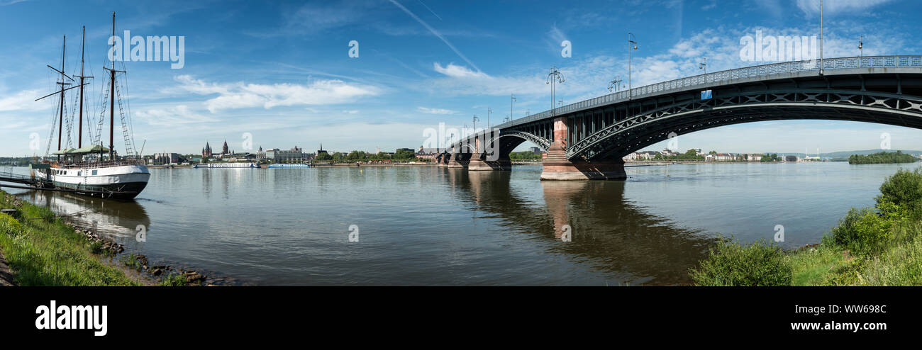 Mainz, Renania-Palatinato, Germania, passeggiata sul Reno con Theodor Heuss bridge, il palazzo del parlamento e la posizione evento nave a vela " Pieter van Amstel' Foto Stock