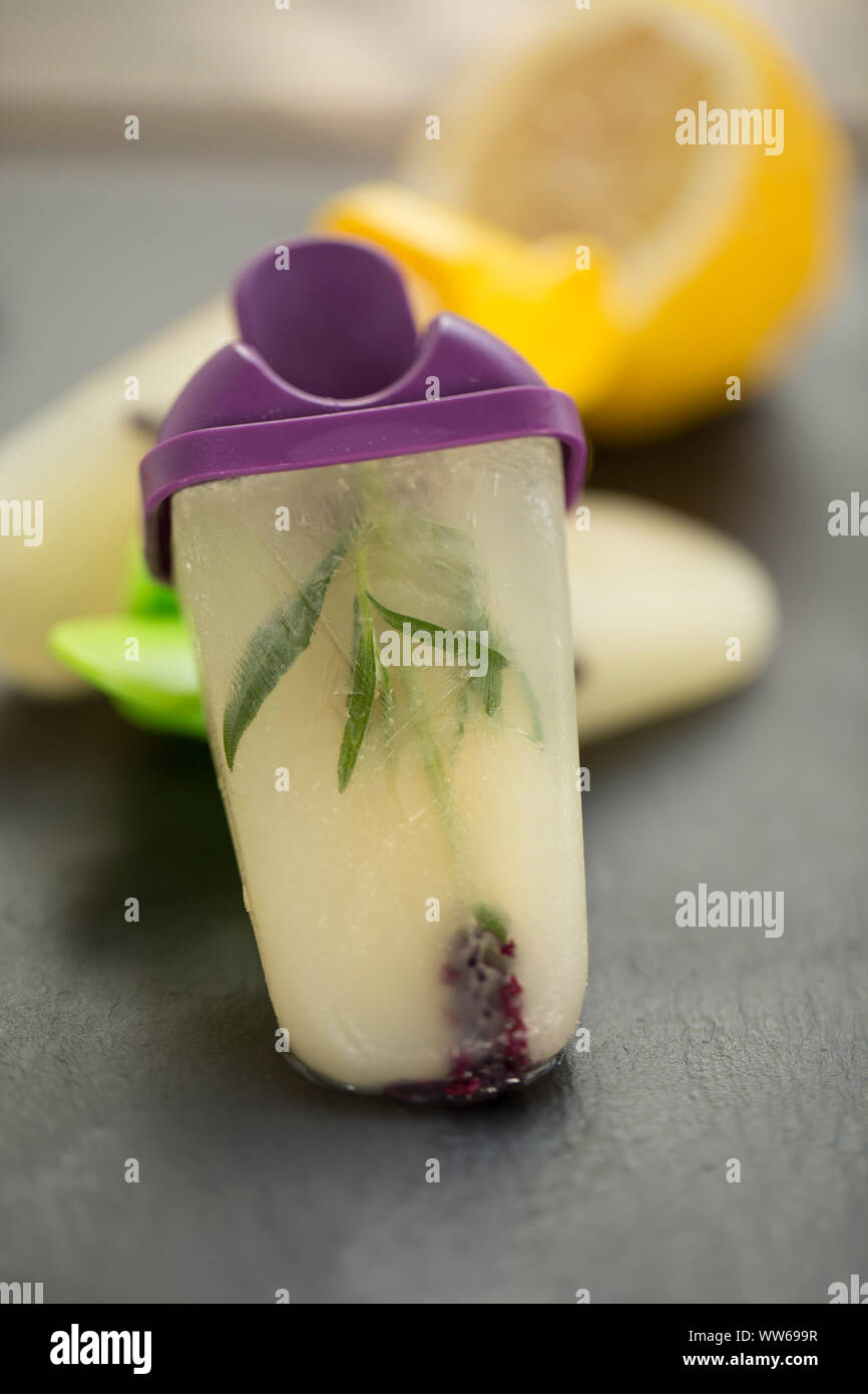 Gelato al limone con lavanda, fatta in casa, ardesia Foto Stock