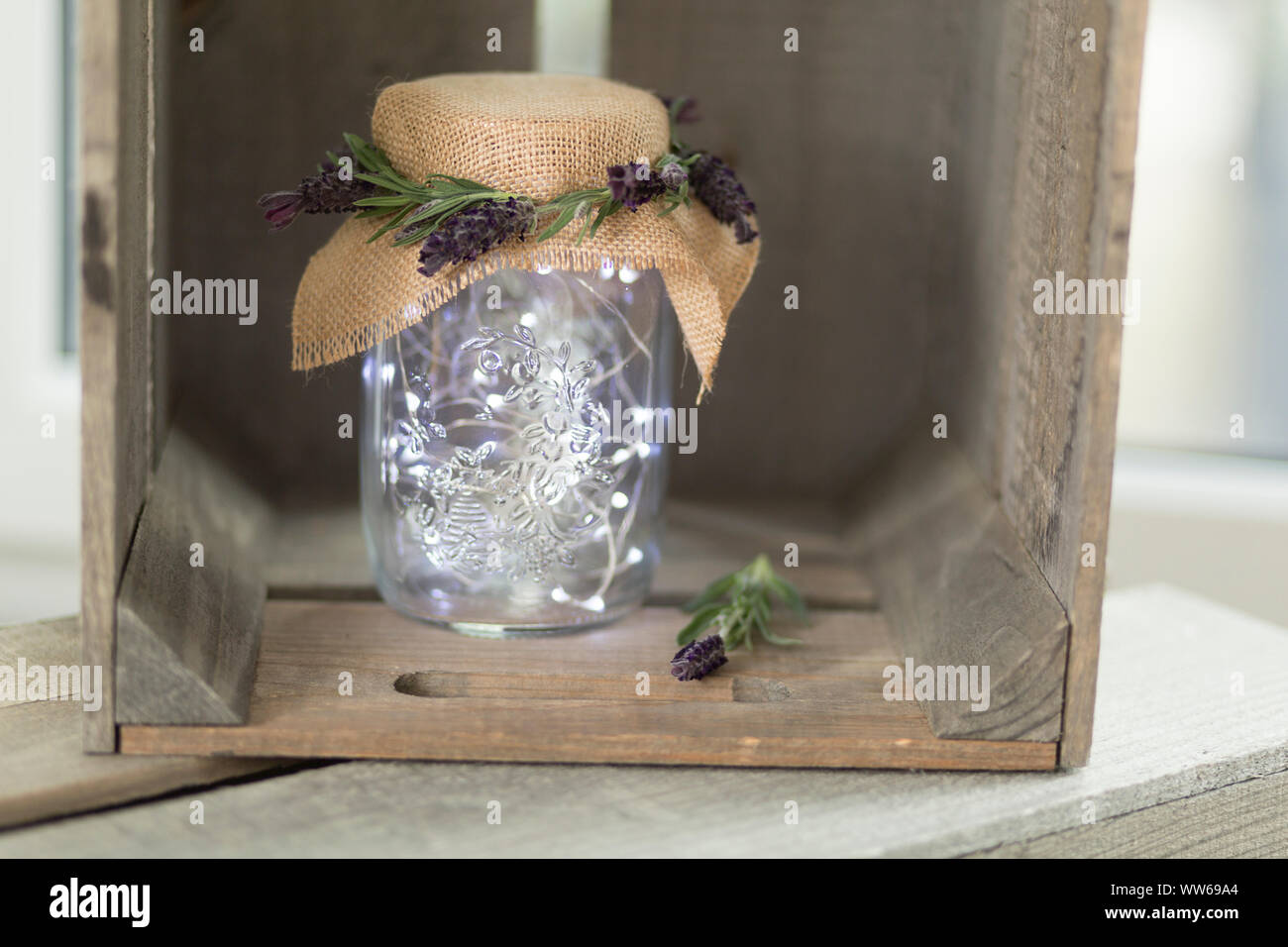 Mason Jar, catena di luci, decorazione, casella di frutta Foto Stock