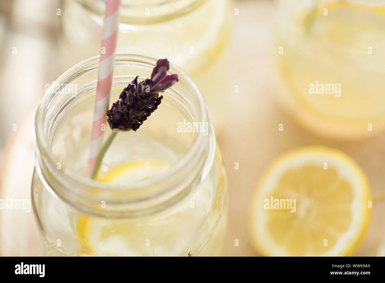 Mason Jar, lavanda, limonata, fetta di limone Foto Stock