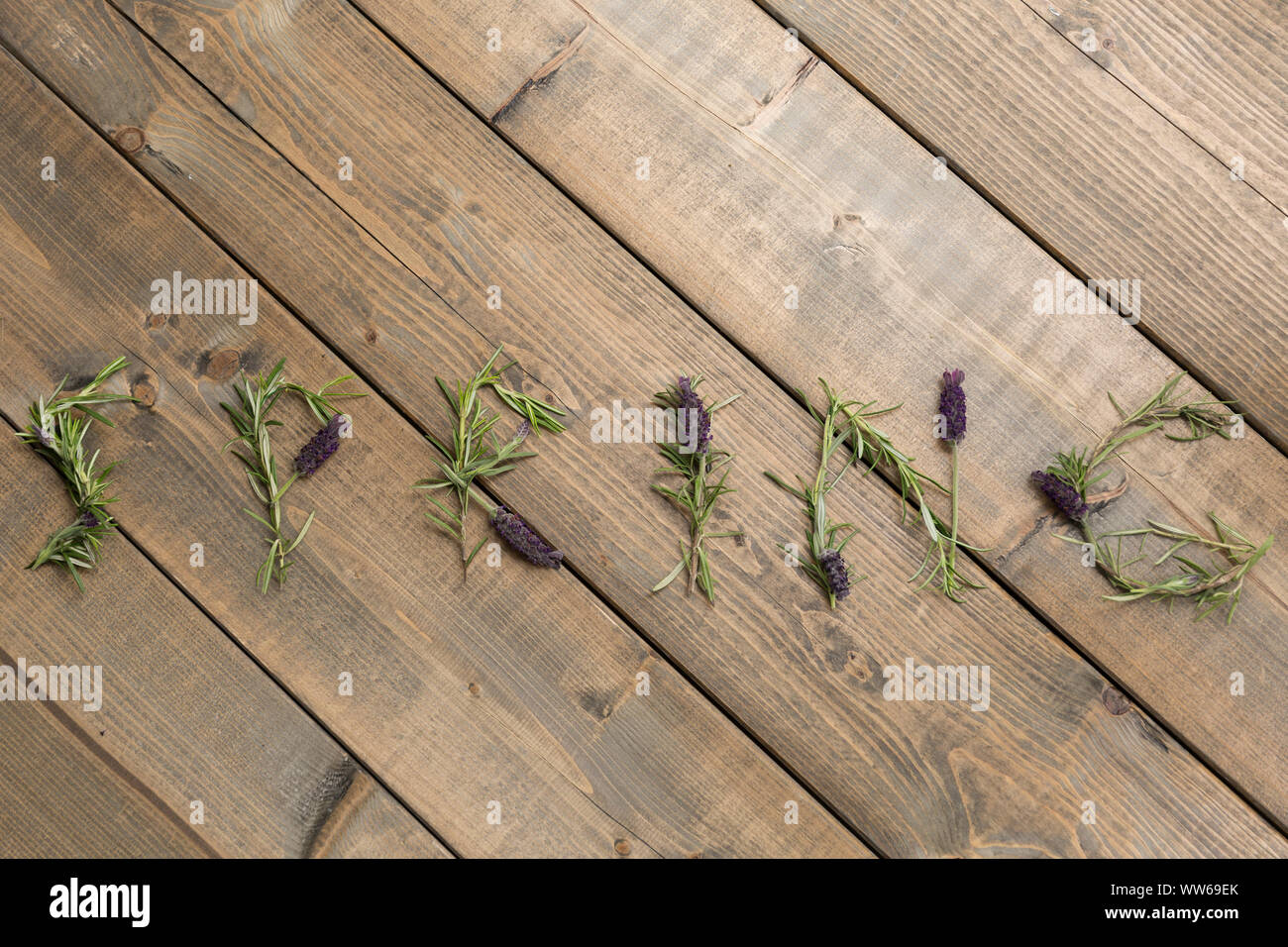 Molla, lavanda, lettere, molla, vintage, tavola di legno Foto Stock