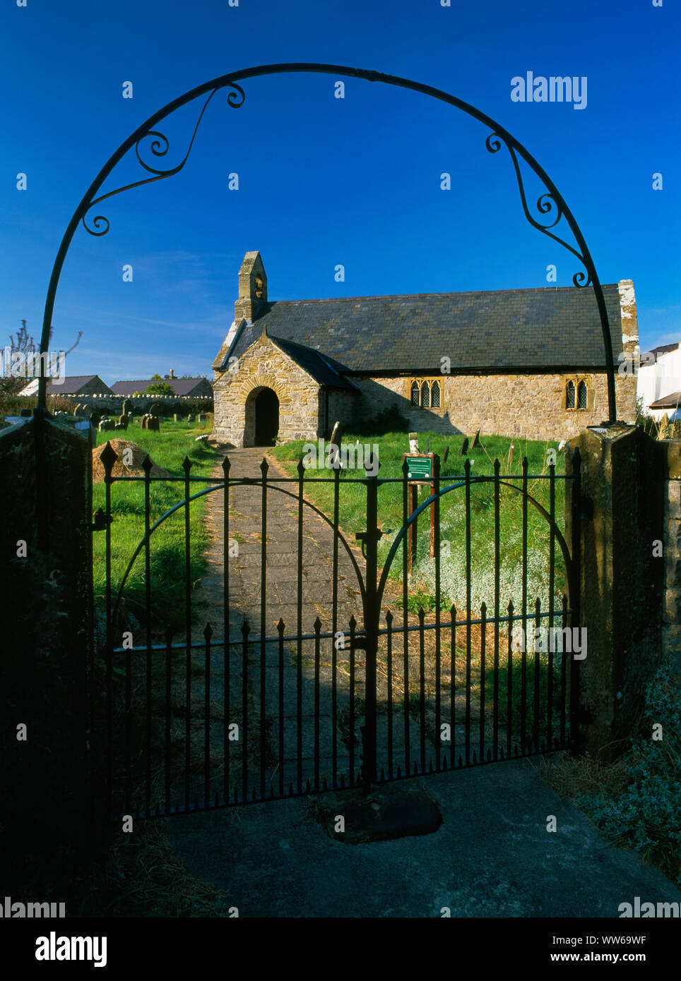 Chiesa Gwaenysgor, Flintshire, Wales, Regno Unito, cercando N attraverso il ferro sagrato cancelli & overarch. Il sagrato è gestito come un "santuario della fauna selvatica'. Foto Stock