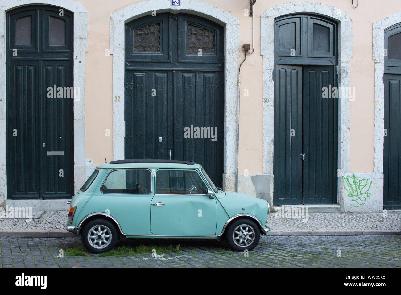 Spia piccola auto blu sul ciglio della strada a Lisbona, Foto Stock