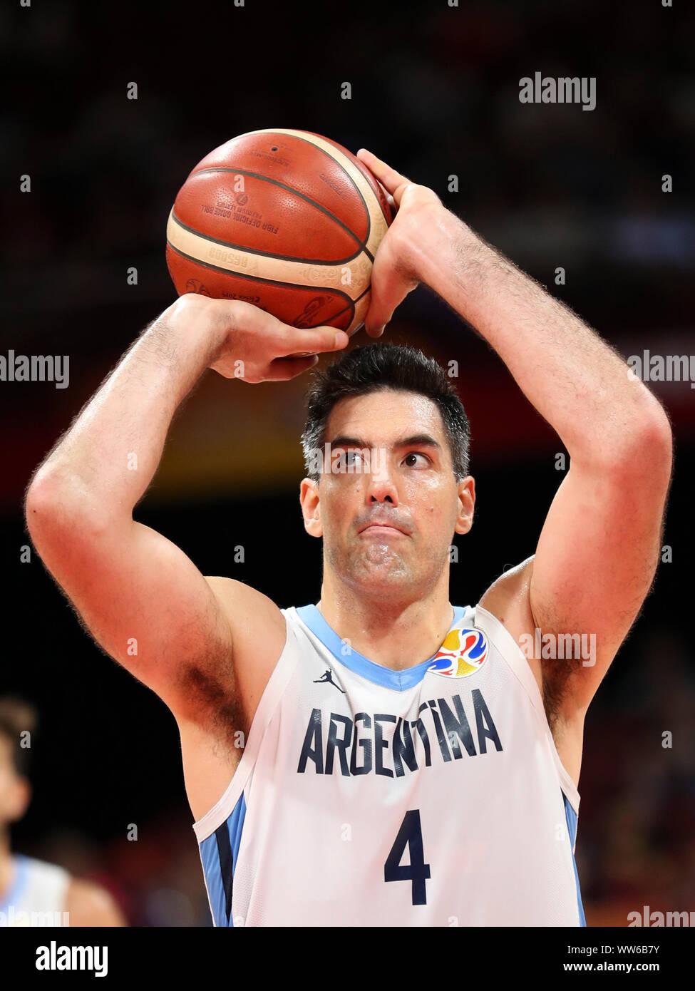 Pechino, Cina. Xiii Sep, 2019. Luis Scola di Argentina germogli durante la semifinale partita tra Argentina e in Francia al 2019 FIBA di Coppa del Mondo a Pechino, capitale della Cina, Sett. 13, 2019. Credito: Meng Yongmin/Xinhua/Alamy Live News Foto Stock