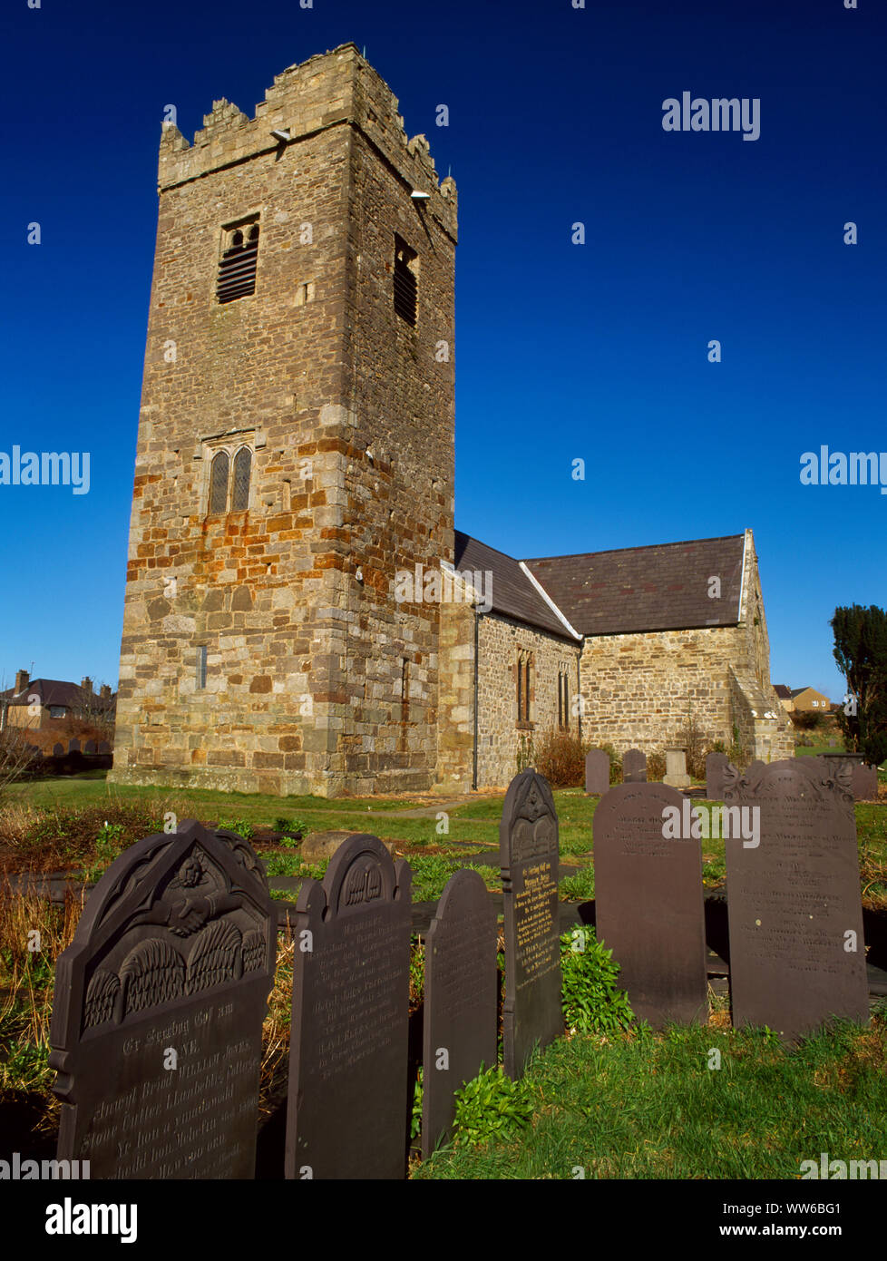Visualizzare ne di St Peblig la Chiesa, Caernarfon, Galles, UK, SE di Segontium Roman Fort & immediatamente il filo di acciaio inossidabile del suo tempio di Mitra (Mitreo). Foto Stock