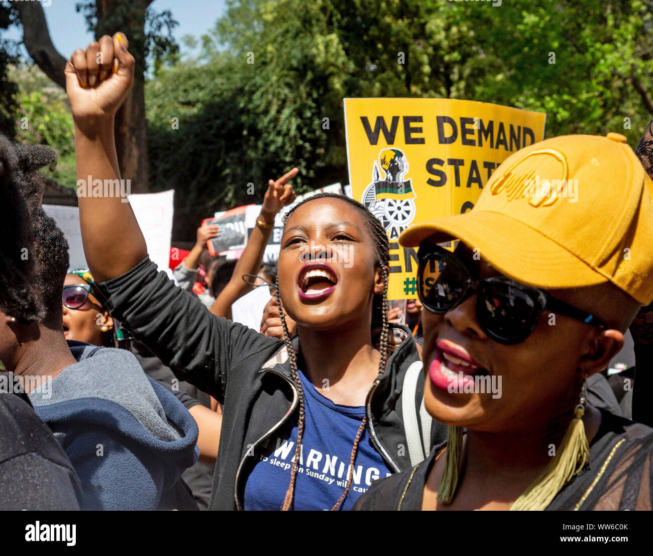 Johannesburg, Sud Africa. Xiii Sep, 2019. La gente a prendere parte a una protesta contro la violenza di genere a Johannesburg, Sud Africa Sett. 13, 2019. Migliaia di persone colpite dalle strade principali in Sandton Johannesburg per protestare contro la violenza di genere il venerdì. I gruppi della società civile assemblato da 3 a.m. al di fuori alla Borsa valori di Johannesburg (JSE) dove hanno inscenato Femicide scena. La simulazione della scena del crimine rappresentato ciò che le donne hanno di andare attraverso la causa di violenza basata sul genere. Credito: Yeshiel Panchia/Xinhua Foto Stock