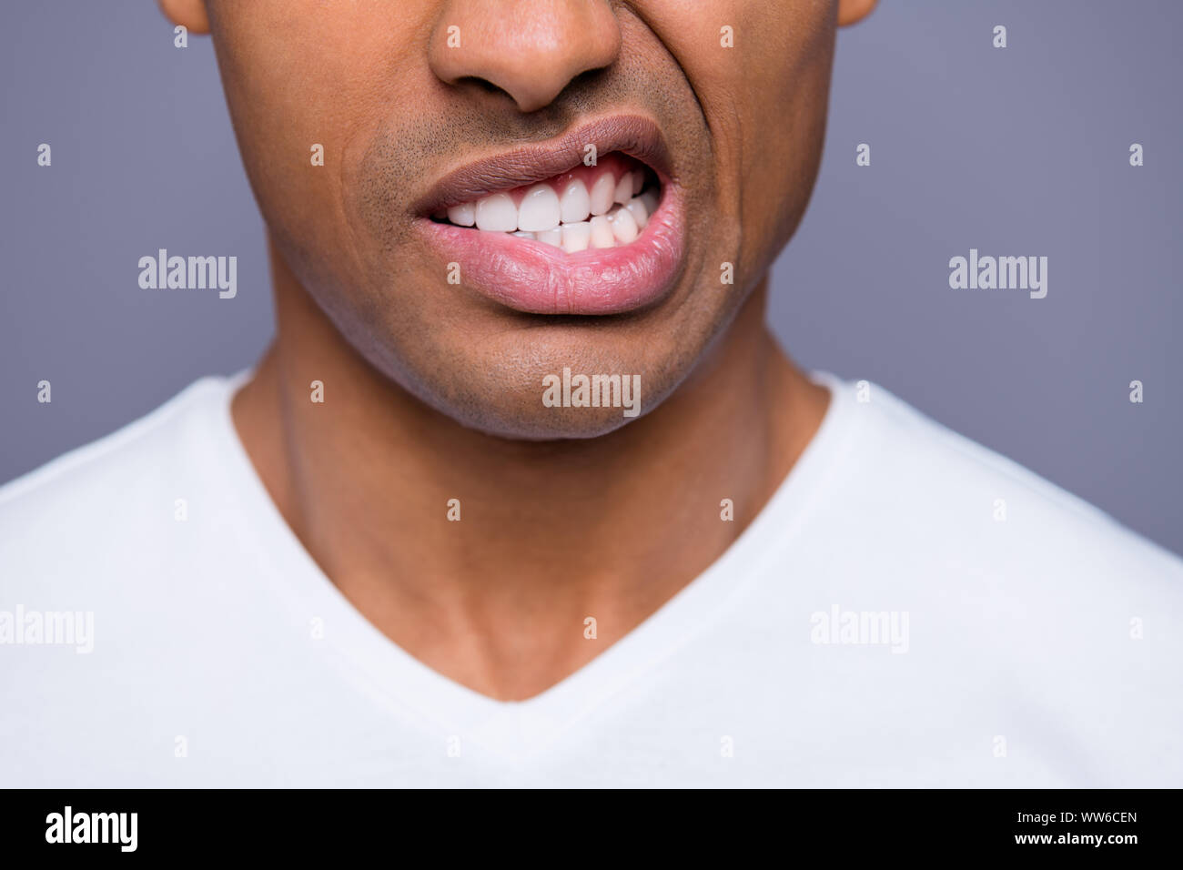 Close-up ritratto ritagliata della sua egli bello bello bello e ben curate male crazy ragazzo indossa una camicia bianca grinning denti isolate su GRIGIO VIOLET Foto Stock