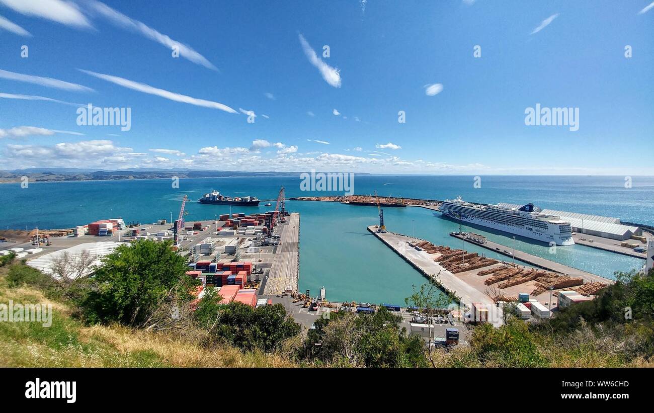 Vista del porto di carico dal mare da Bluff Hill Lookout in Napier, Nuova Zelanda Foto Stock