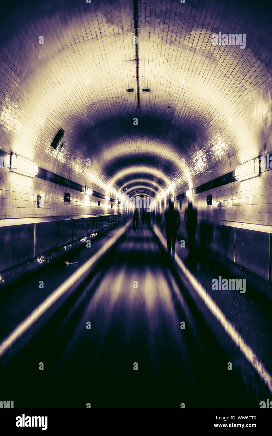 Consente di visualizzare in un cupo tunnel, aspetto drammatico Foto Stock