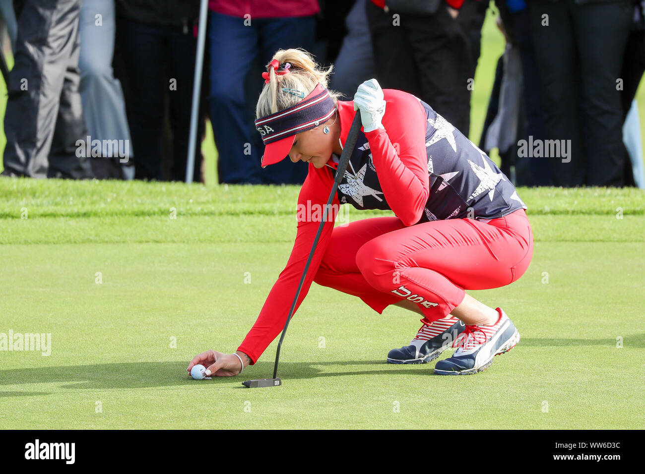 Solheim Cup, Gleneagles Regno Unito. Xiii Sep, 2019. La Solheim Cup è iniziato con "foursomes' oltre il PGA Centenary a Gleneagles. MARINA DI ALEX, che rappresenta gli Stati Uniti ha colpito la prima unità seguita da Bronte legge rappresentanza dell'Europa. Capitani del team JULI INKSTER (USA) e CATRIONA MATTHEW (Europa) seguito il team di tutto il corso. LEXI THOMSON allineando un putt. Credito: Findlay/Alamy Live News Foto Stock