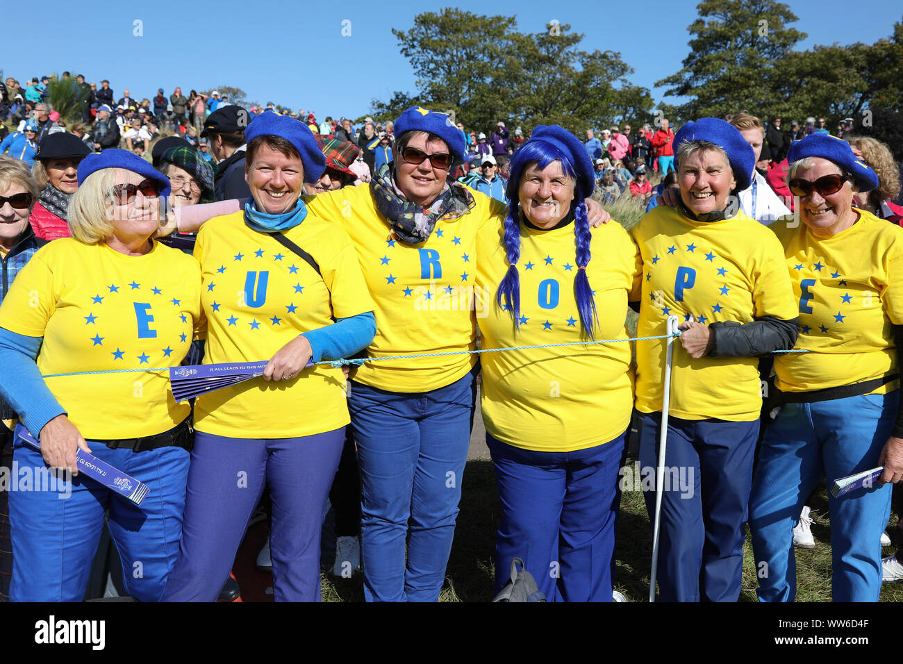 Solheim Cup, Gleneagles Regno Unito. Xiii Sep, 2019. La Solheim Cup è iniziato con "foursomes' oltre il PGA Centenary a Gleneagles. MARINA DI ALEX, che rappresenta gli Stati Uniti ha colpito la prima unità seguita da Bronte legge rappresentanza dell'Europa. Capitani del team JULI INKSTER (USA) e CATRIONA MATTHEW (Europa) seguito il team di tutto il corso. Sostenitori venuti fuori nei colori della squadra. Credito: Findlay/Alamy Live News Foto Stock