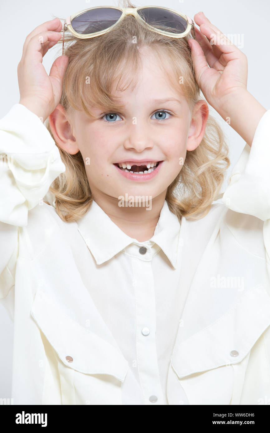 Ragazza con dente divario e mascherare, ritratto Foto Stock