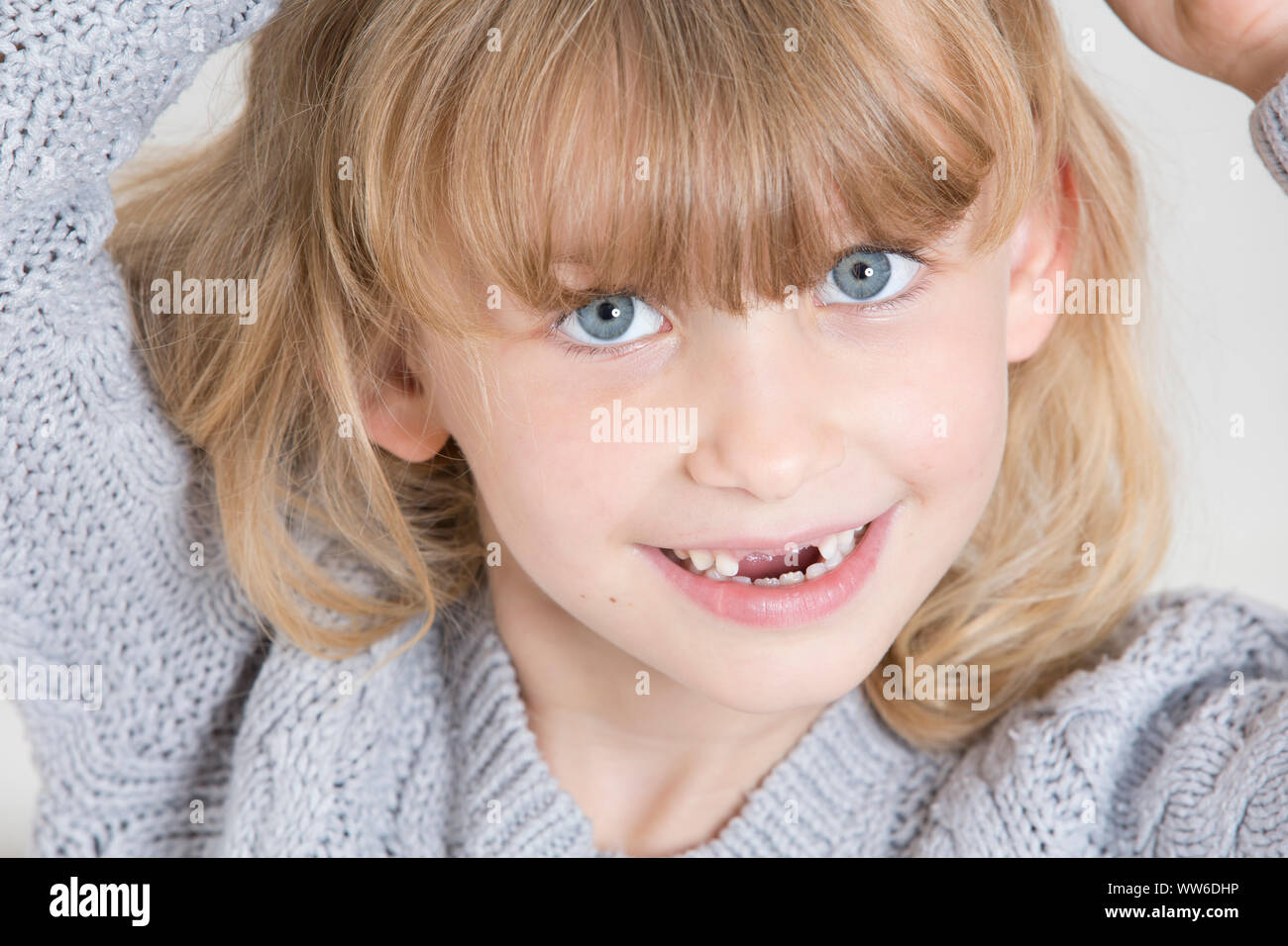 Ragazza con dente divario, ritratto Foto Stock