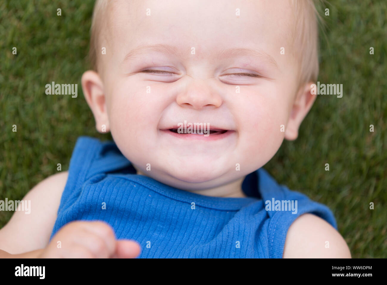Bambino è sdraiato in erba, ritratto Foto Stock
