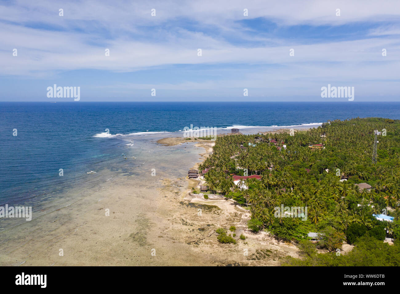 Costa di Siargao Island, Filippine. Paesaggio con un isola tropicale in tempo soleggiato, vista aerea. Foto Stock