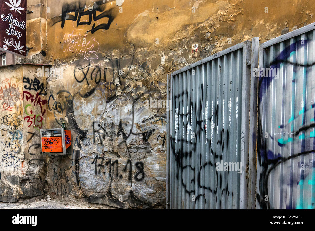 Absinth Shop e graffiti art wall, Praga, Repubblica Ceca. Foto Stock