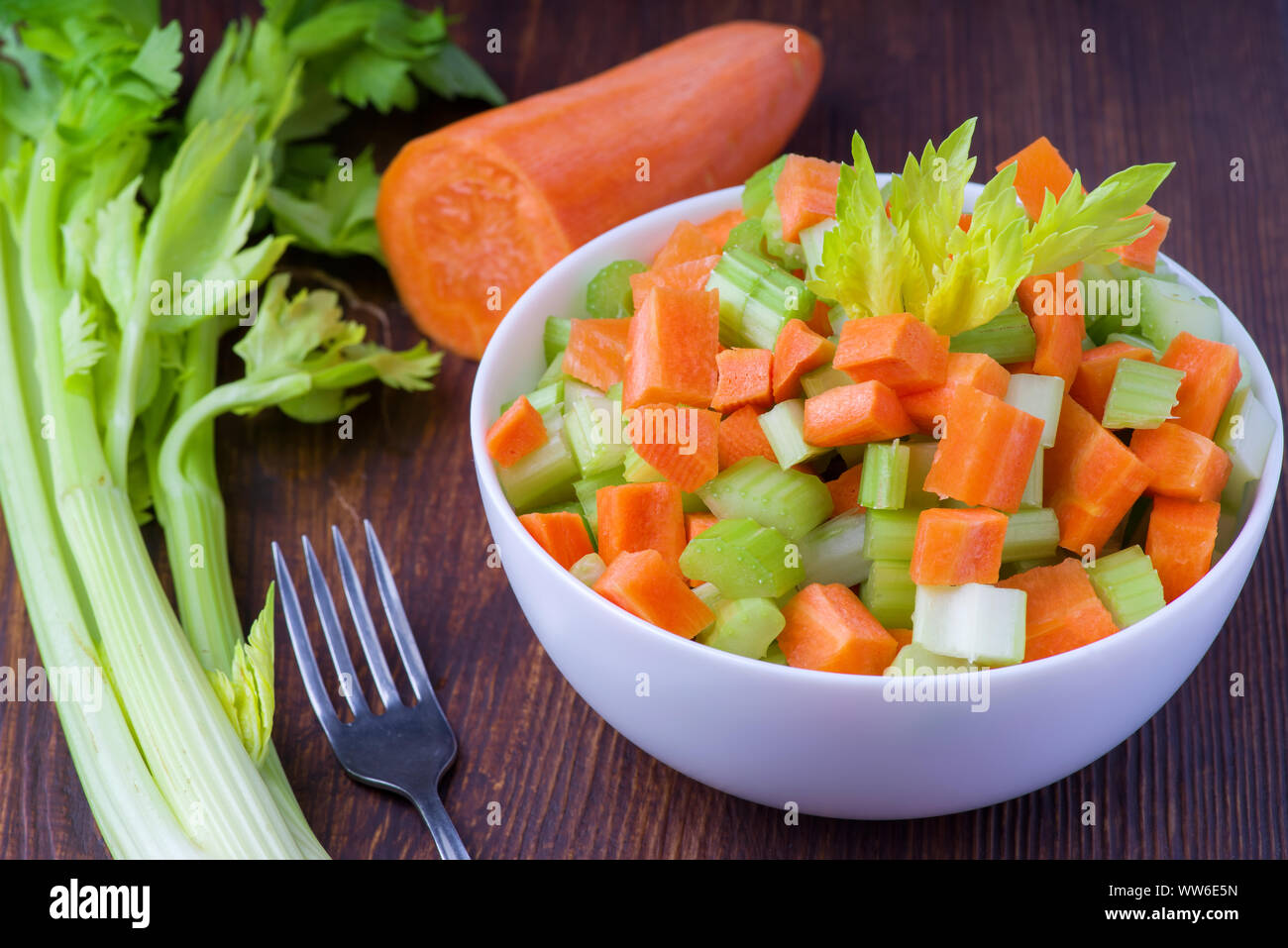 Insalata fresca da gambi di sedano, carote, mele e formaggio. Prima colazione fitness, sani. Foto Stock