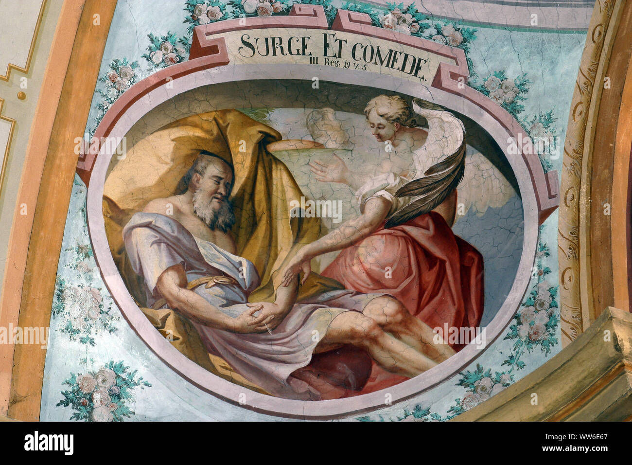 Un angelo del Signore si sveglia Elia, affresco sul soffitto di San Giovanni Battista a Zagabria in Croazia Foto Stock