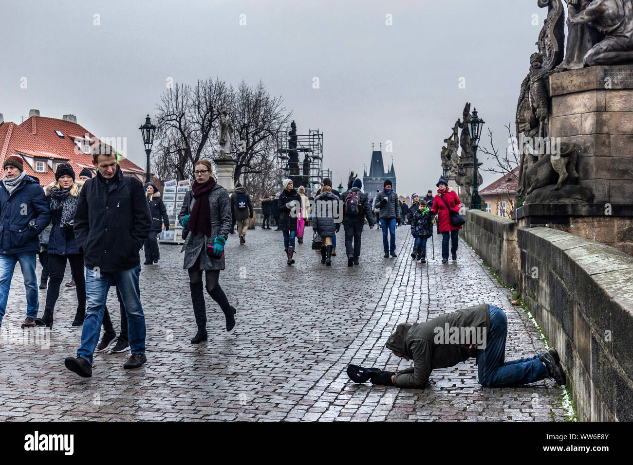 Senzatetto a mendicare per le strade di Praga, Repubblica Ceca. Foto Stock