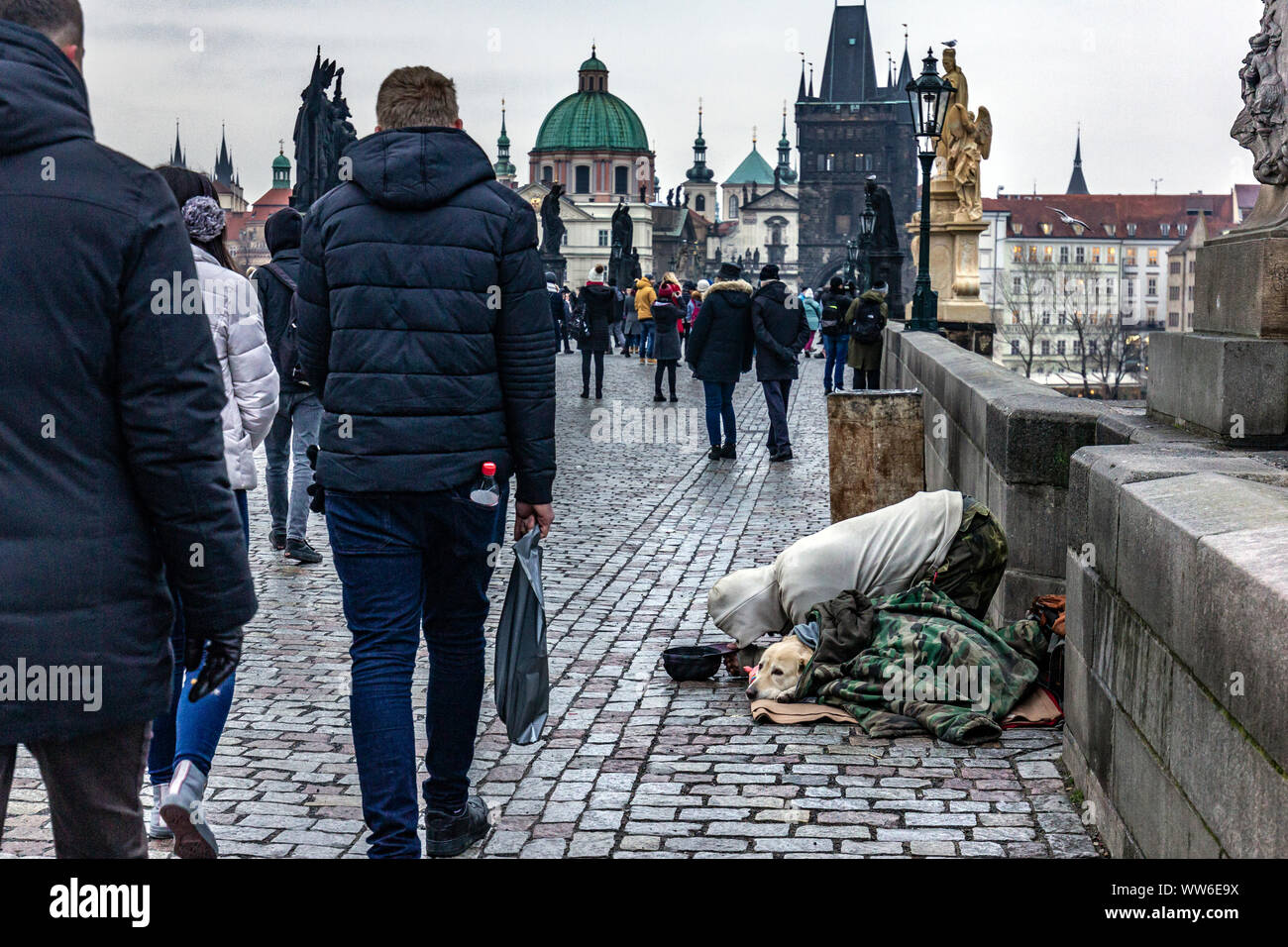Senzatetto a mendicare per le strade di Praga, Repubblica Ceca. Foto Stock
