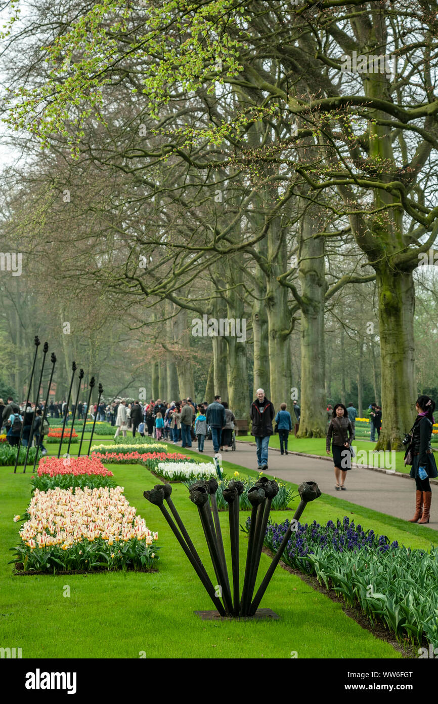 I turisti e i giardini e giardini Keukenhof, vicino a Lisse, Paesi Bassi Foto Stock