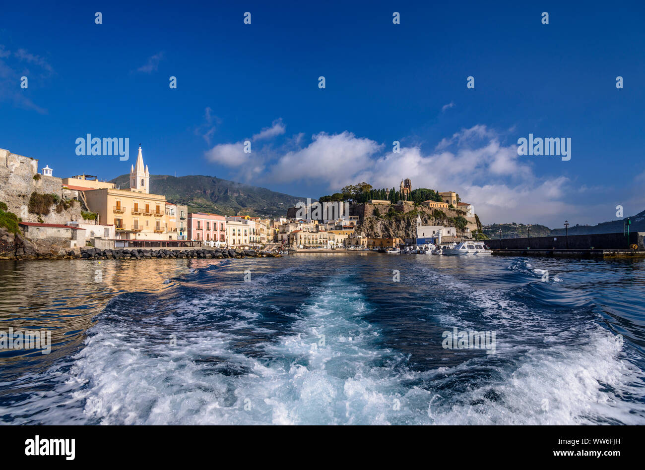 L'Italia, Sicilia e Isole Eolie Lipari Lipari città, porto di pescatori di Marina Corta con castle hill Foto Stock