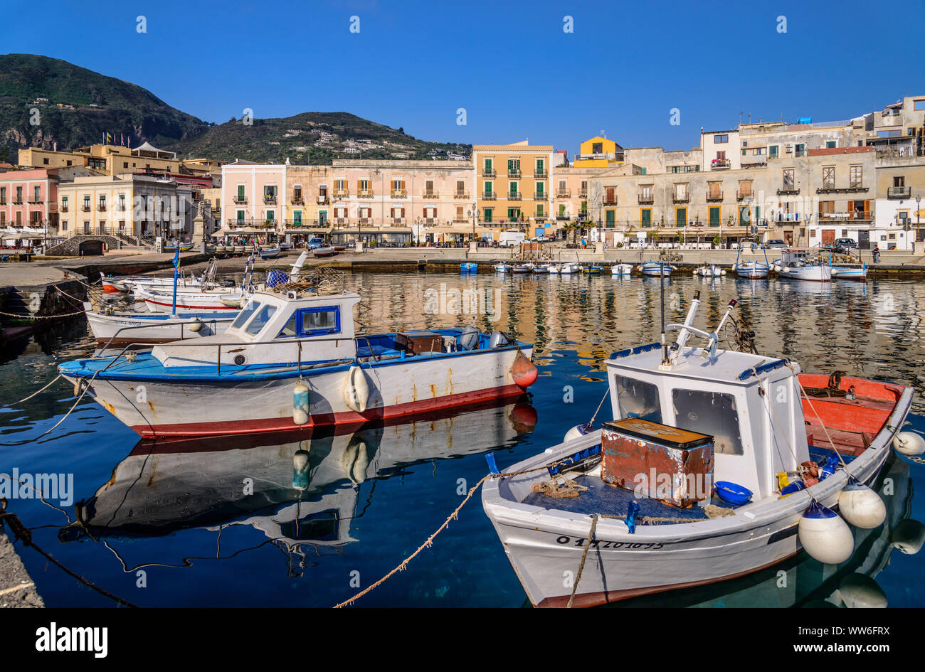 L'Italia, Sicilia e Isole Eolie Lipari Lipari città, porto di pescatori di Marina Corta Foto Stock
