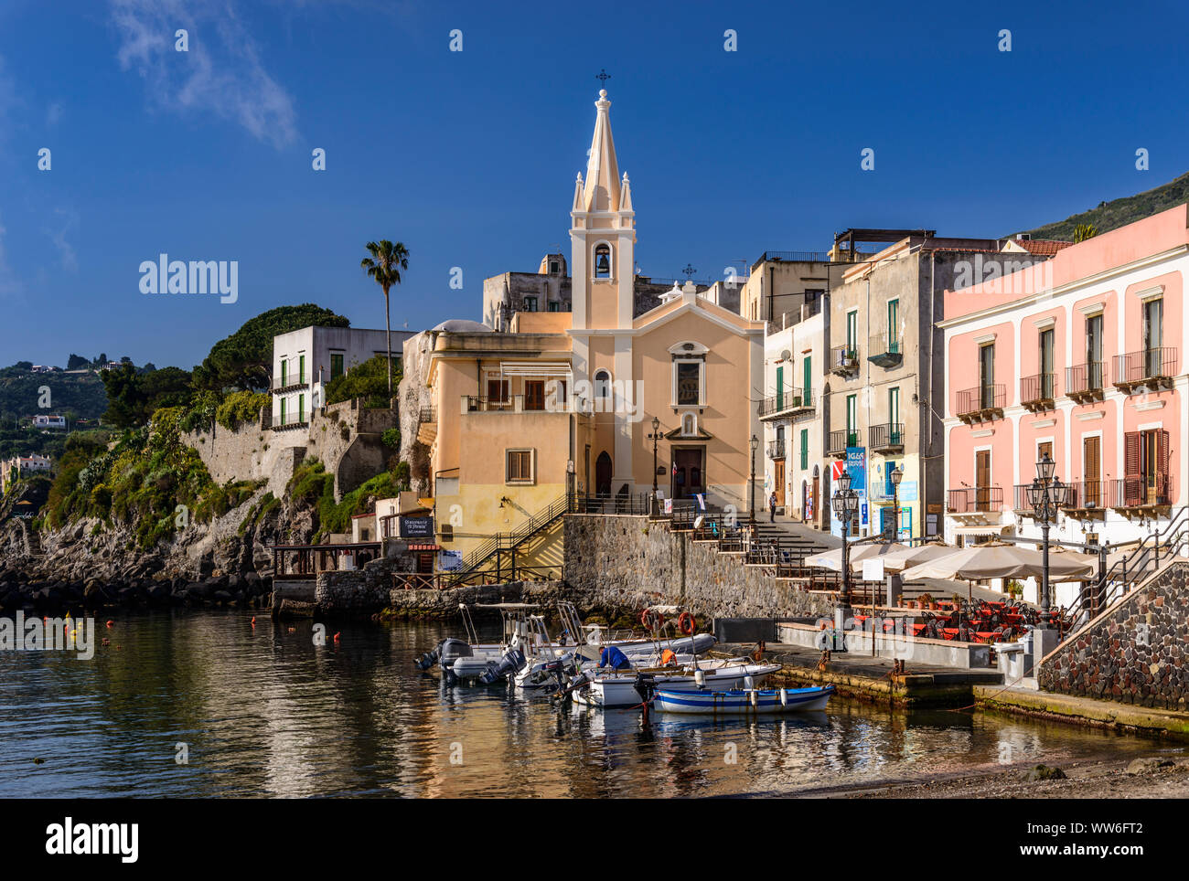 L'Italia, Sicilia e Isole Eolie Lipari Lipari città, porto di pescatori di Marina Corta con chiesa Parrocchia S. Giuseppe Foto Stock