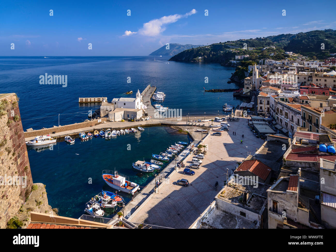 L'Italia, Sicilia e Isole Eolie Lipari Lipari città, porto di pescatori di Marina Corta con la Chiesa delle Anime del Purgatorio, vista dalla collina del castello Foto Stock